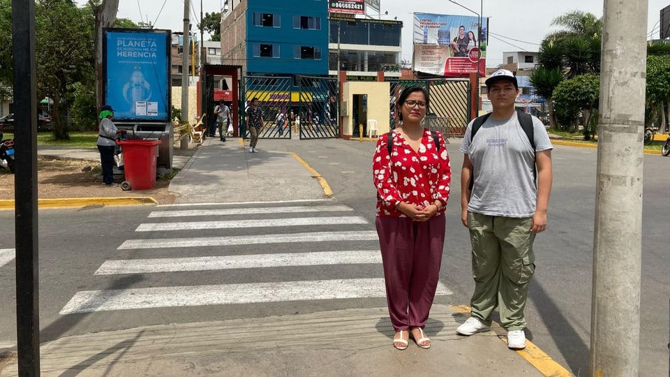 Eine Frau und ein Mann stehen nebeneinander auf der Strasse