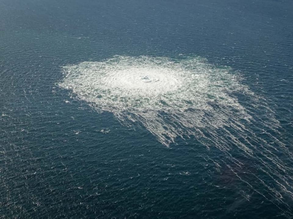 Eine Luftaufnahme zeigt die Meeresoberfläche, wie das Gas auf einer grossen Fläche entweicht. Es «blubbert».