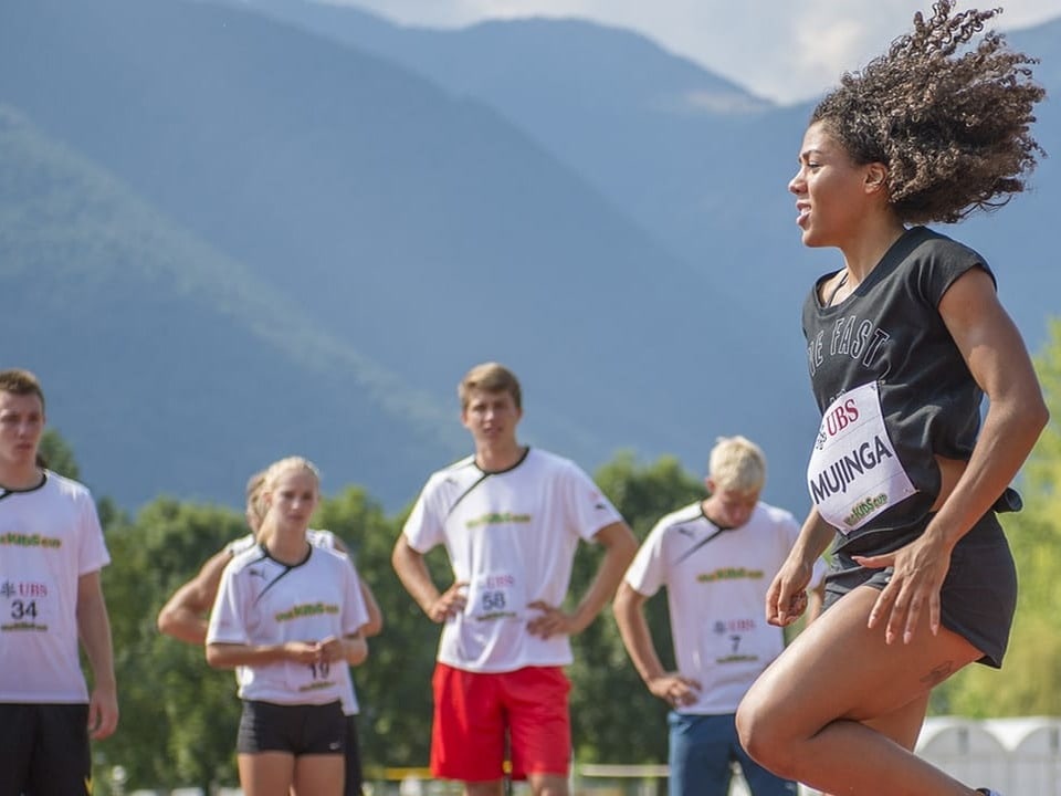 Mujinga Kambundji bei einem Training mit dem Nachwuchs.