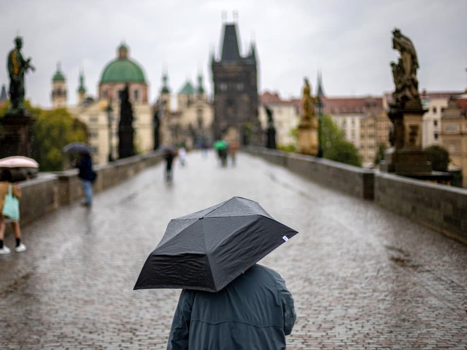 Mann mit Regenschirm.