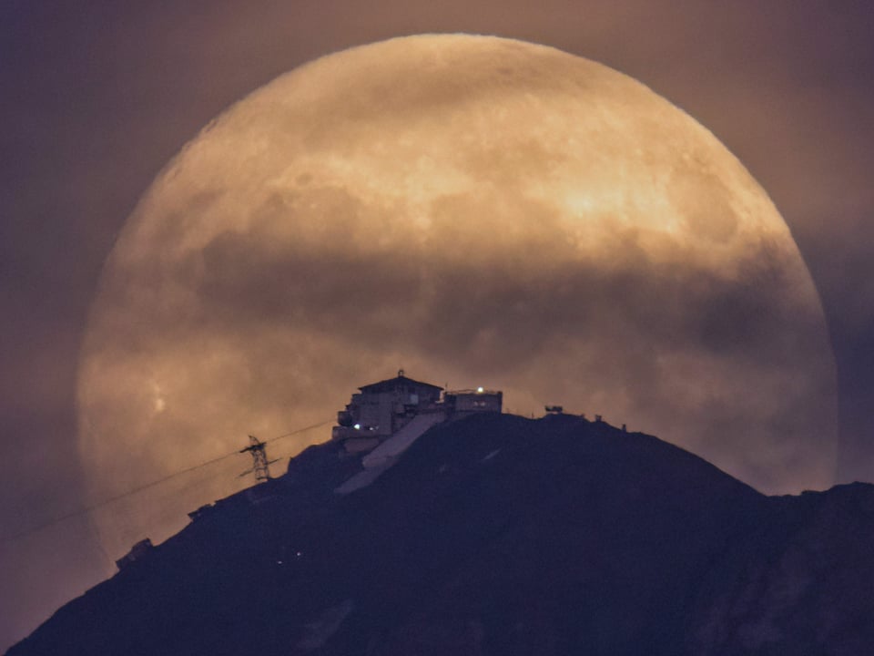 Riesenmond vor Berg