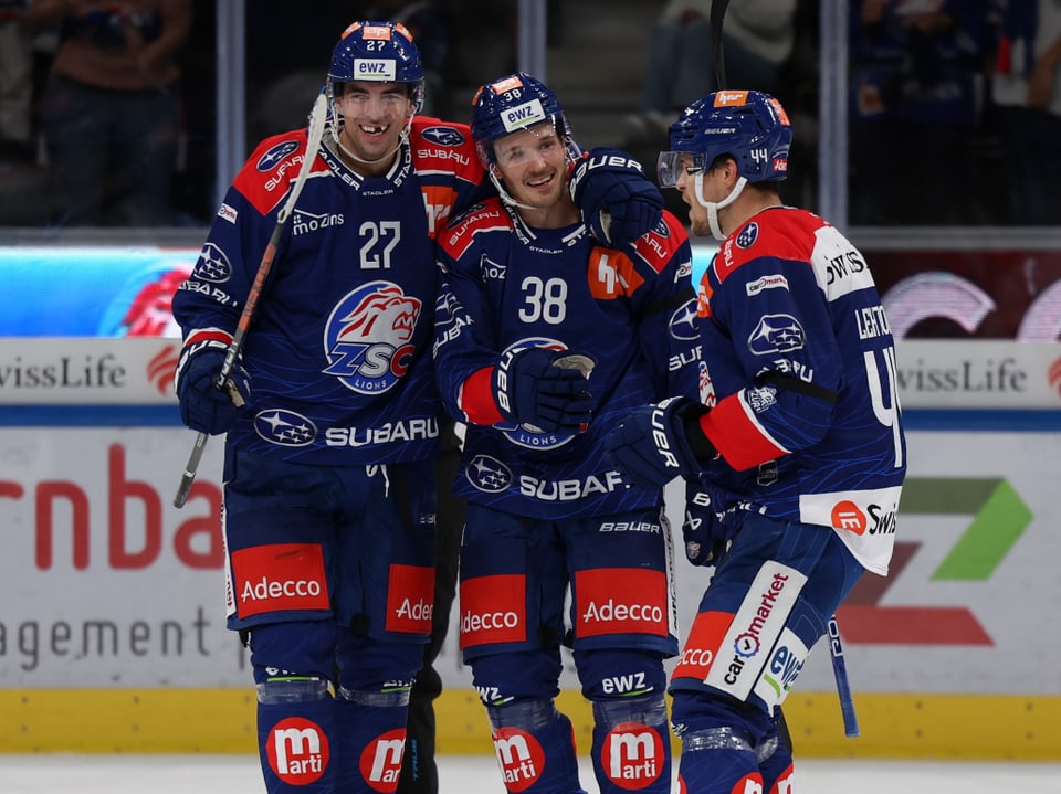 Die ZSC Lions um Derek Grant und Rudolfs Balcers jubeln.