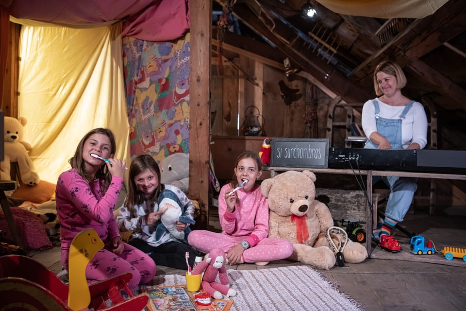 Kinderlieder auf Rätoromanisch: Flavia Walder singt mit den Kindern Lieder zum Thema Zähneputzen