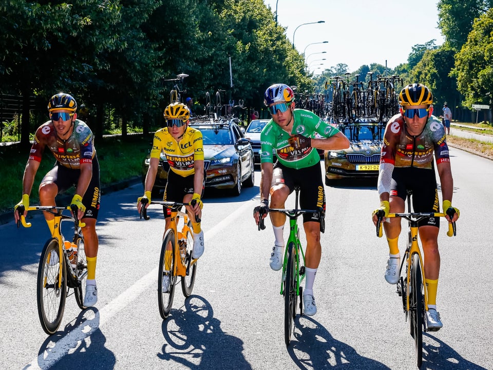 Jumbo-Visma mit Tour-de-France-Sieger Jonas Vingegaard im Maillot jaune.