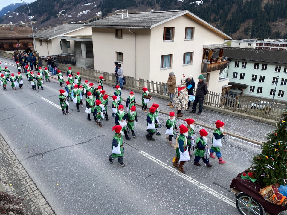 Als Zwerge verkleidete Kinder am Fasnachtsumzug in Disentis.