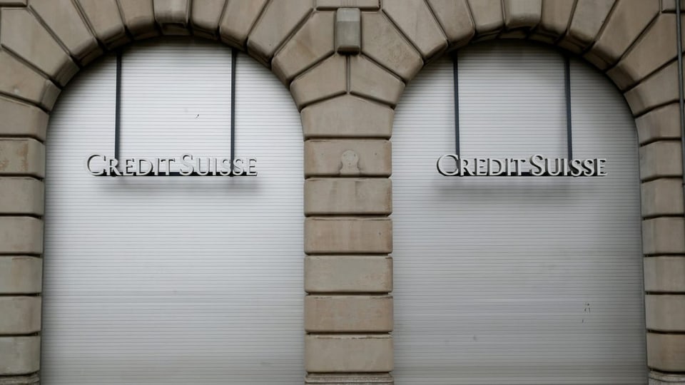 Das Credit-Suisse-Logo vor geschlossenen Storen.