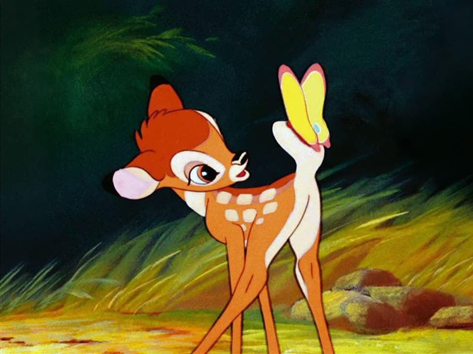 Rehjunges Bambi mit Schmetterling auf dem Schwanz.