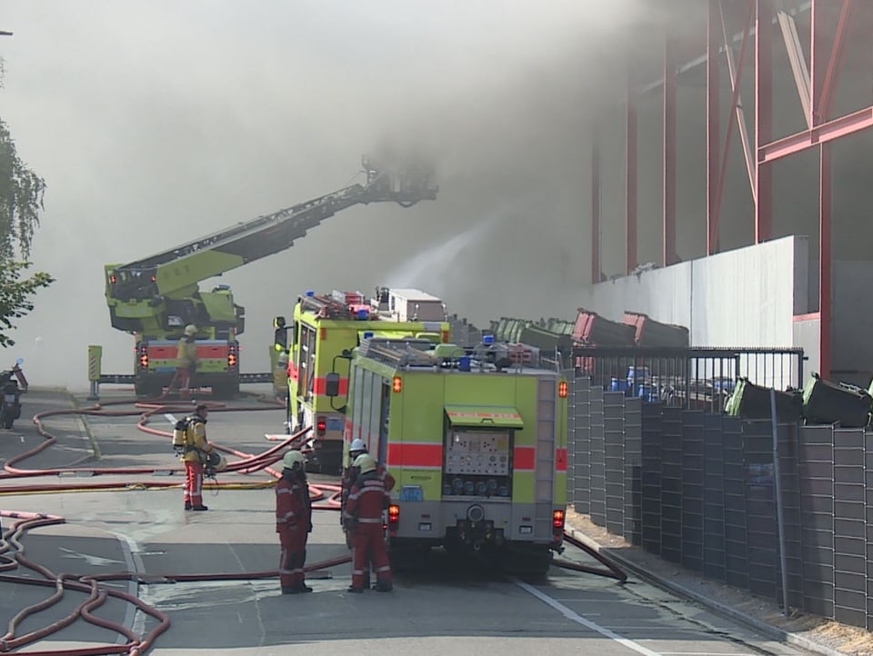 Die Feuerwehr ist vor Ort.