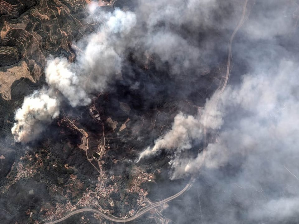 Satellitenbild zeigt ein Feuer in einem bewaldeten Gebiet.