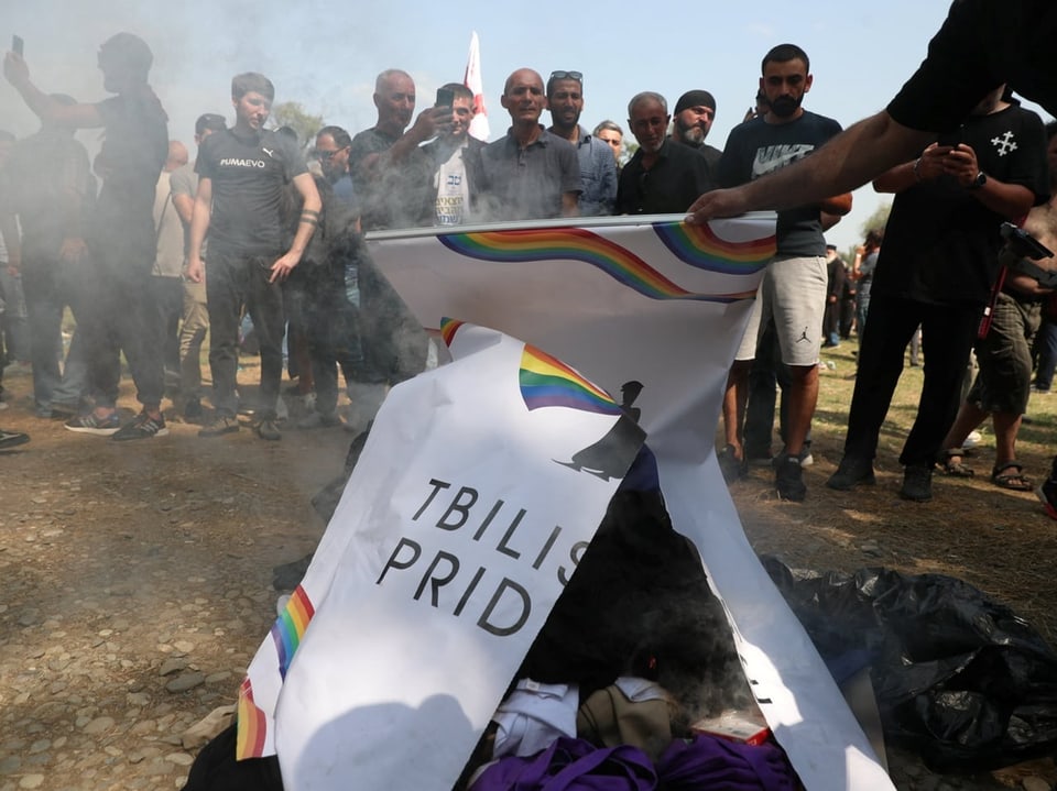 Protestierende verbrennen Tbilisi Pride-Banner.