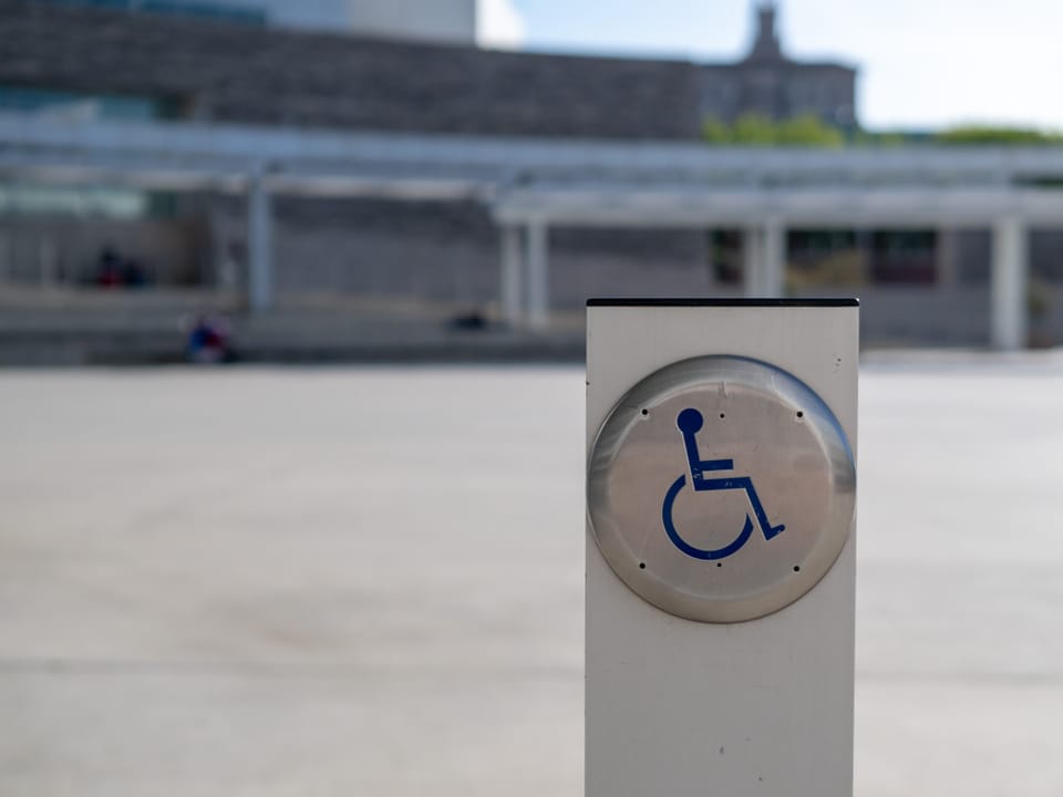 Nahaufnahme eines Rollstuhlsymbols im Freien.