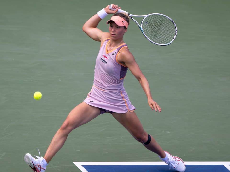 Tennisspielerin beim Schlag auf dem Platz.