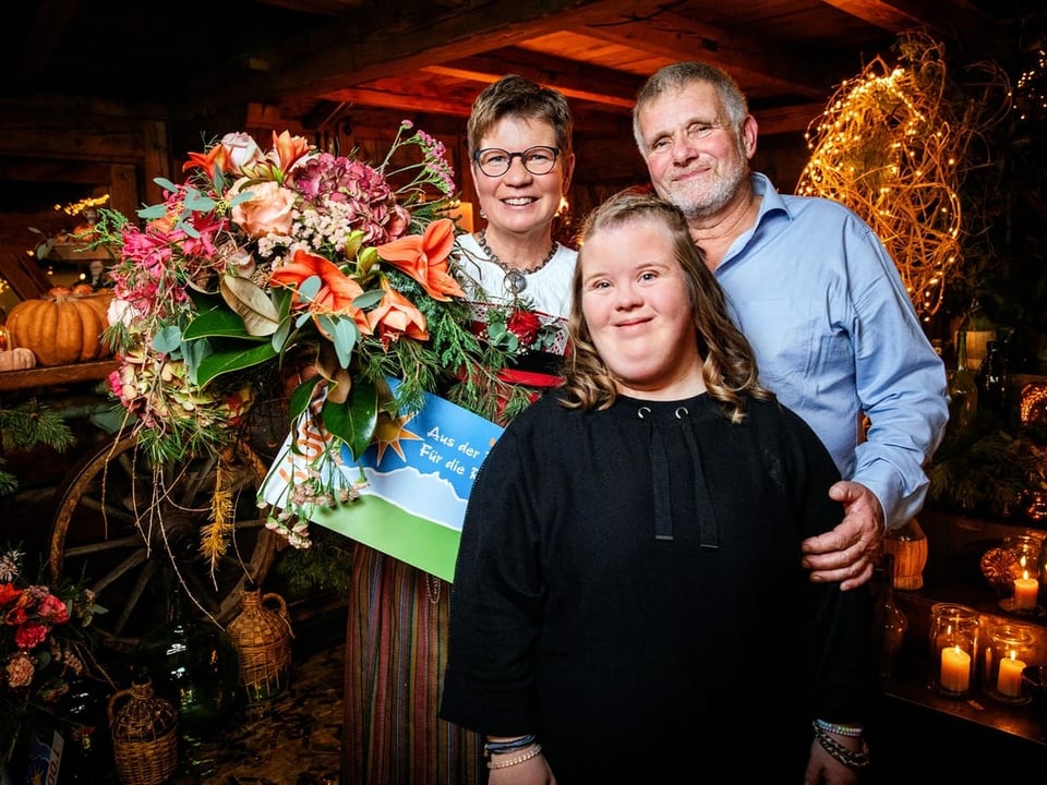 Eine Familie posiert für ein Foto.