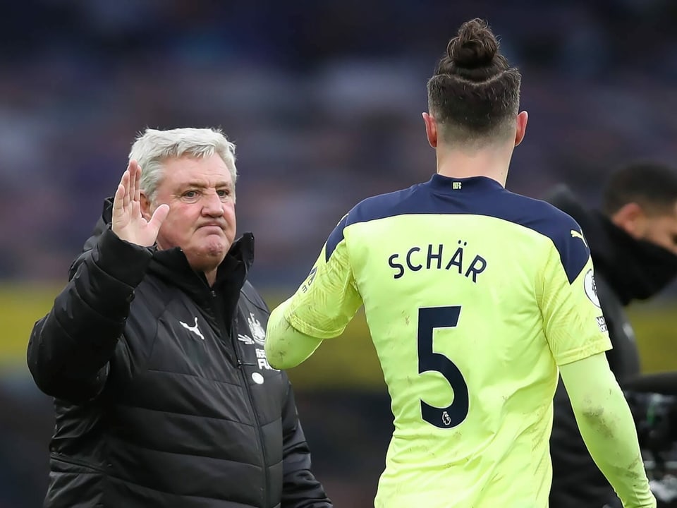 Newcastle-Coach Steve Bruce und Verteidiger Fabian Schär. 