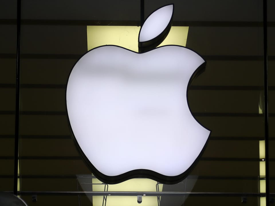 Beleuchtetes Apple-Logo an einer Wand.