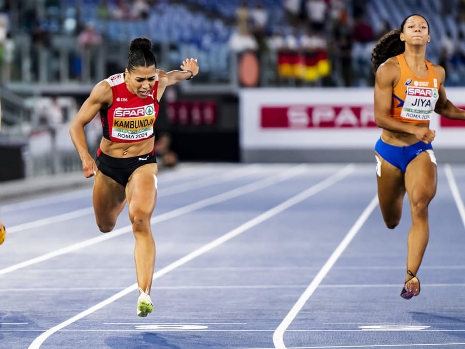 Zwei Sprinterinnen bei einem Leichtathletikrennen.