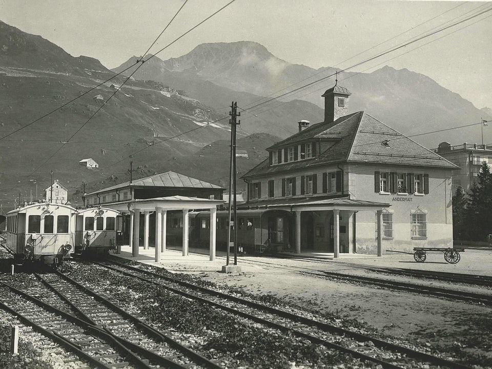 Historische Schwarzweiss-Aufnahme des Bahnhofes in Andermatt.