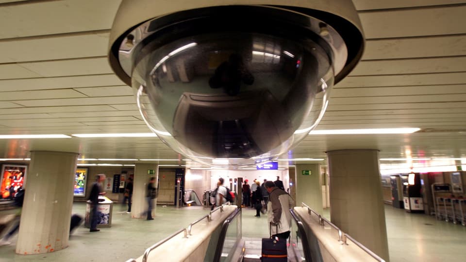 Symbolbild: Kamera in einem Bahnhof.