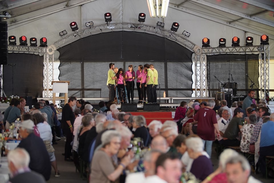 Der Gastchor Li Osc' singen im grossen Festzelt am Rande von Müstair.