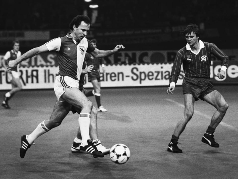 Franz Beckenbauer kickt im GC-Dress im Spiel gegen Dynamo Zagreb.