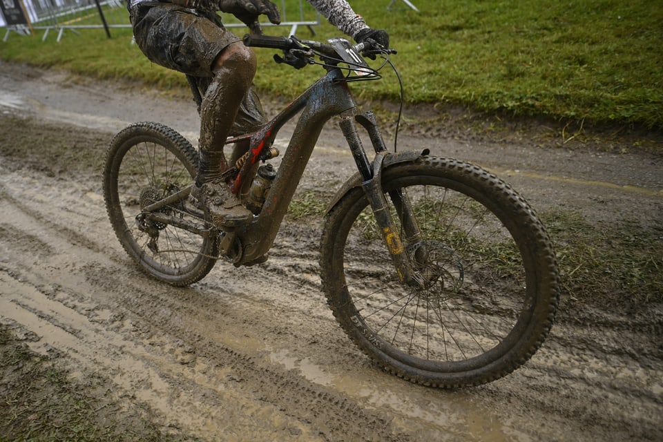 E-Mountainbike mit schlamm überzogen.