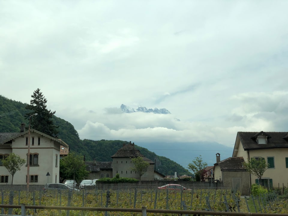 Dents du Midi im wolkenverhangenen Himmel, knapp sichtbar.