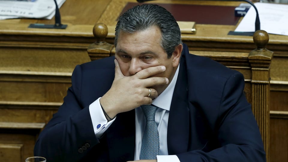 Kammenos sitzend mit ernster Mine.