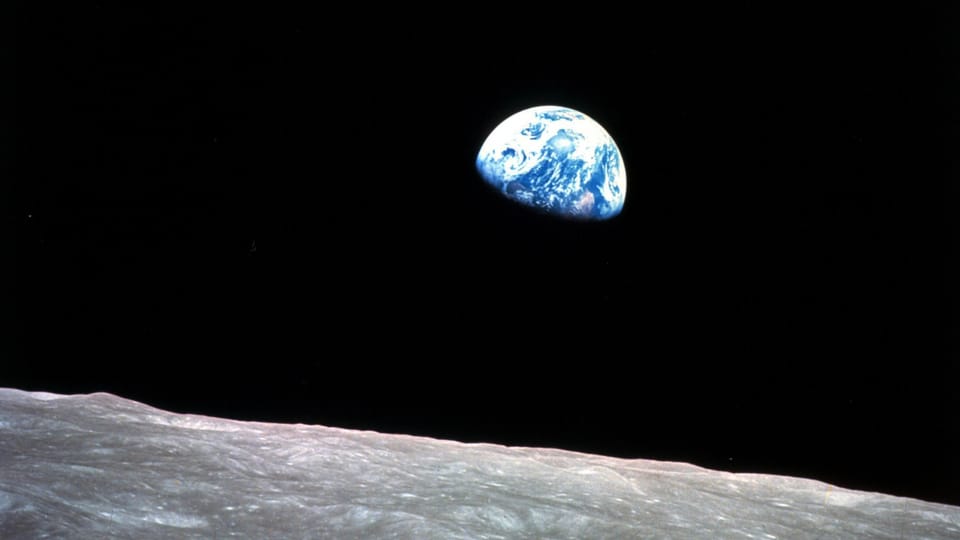 Erde im Weltraum, teilweise sichtbar vom Mond