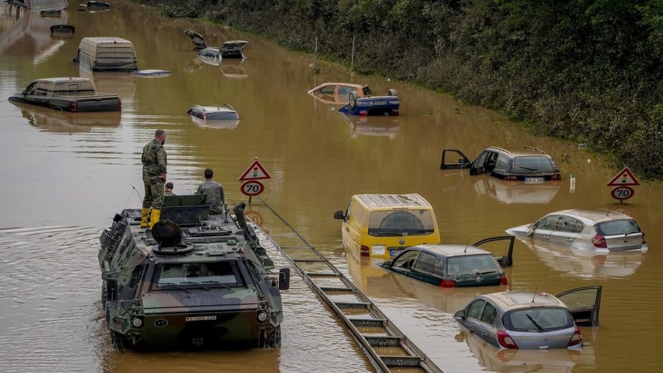 Überschwemmte Strasse in Erftstadt: Soldaten halten Ausschau nach Opfern.