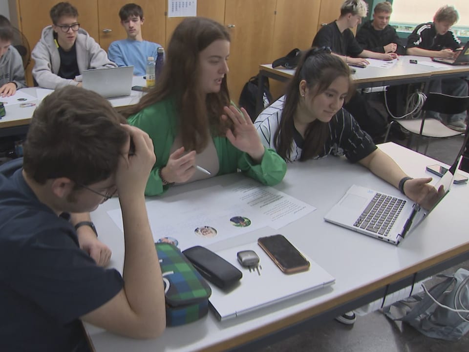 Junge Menschen in einem Klassenzimmer