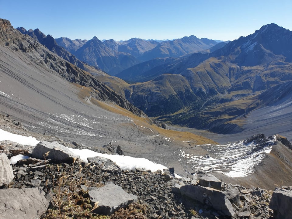 Ina vista sur bleras muntognas