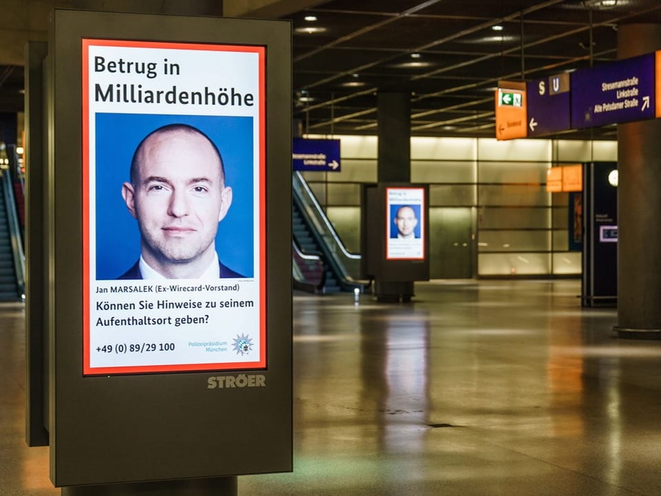 Auf einem Plakat wird das Bild von Jan Marsalek gezeigt