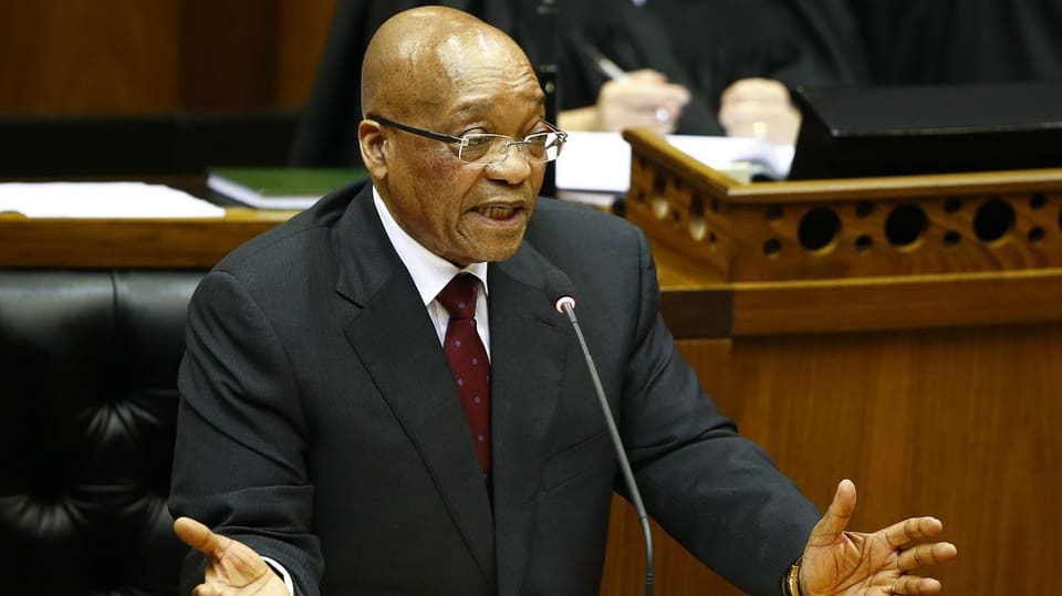 Zuma hält eine Ansprache vor einem Mirkofon.