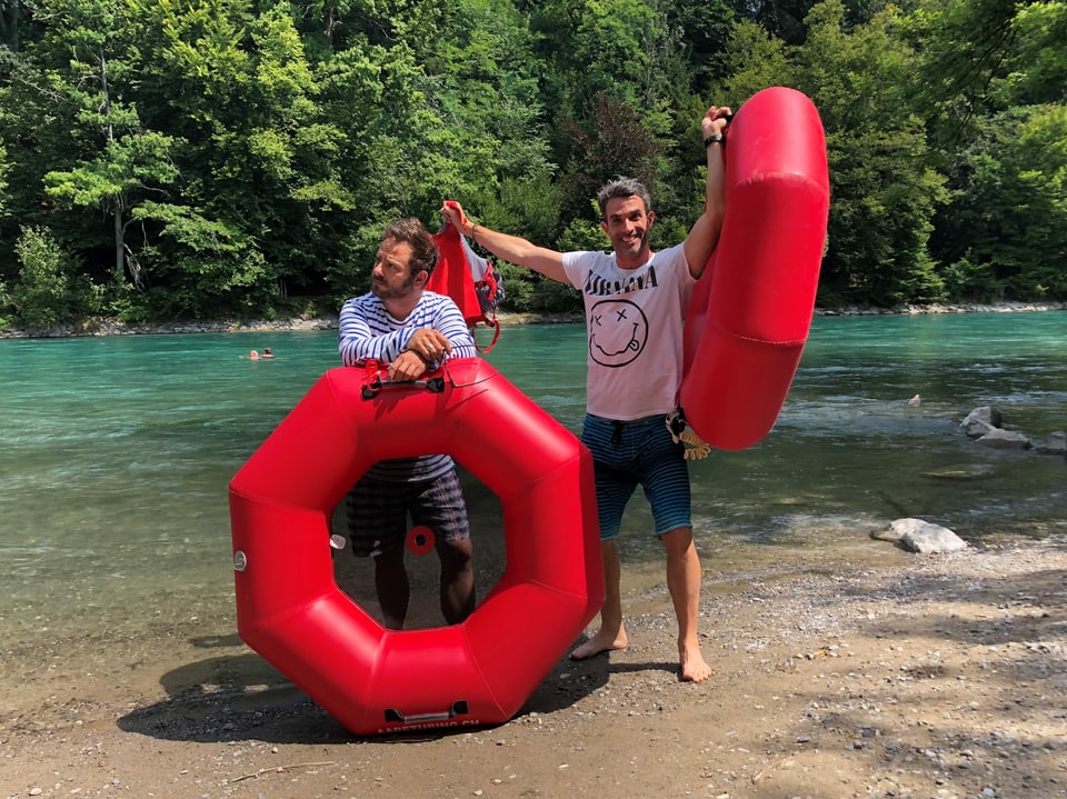 An der schönen, schönen grünen Aare: Philippe Gerber und Marco Thomann stürzten sich am Dienstagmittag in den wunderbaren Fluss, der sich durch Bern schlängelt. 