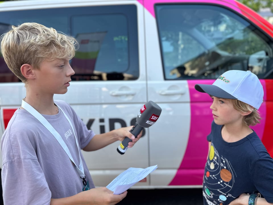 Nicola und Bube vor SRF Kids Bus