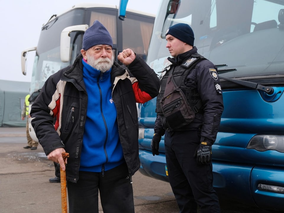 Ein betagter pro-russischer Separatist hebt die Hand zur Sieges-Geste.