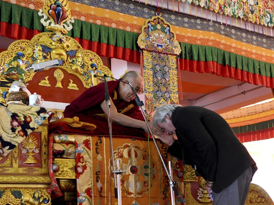 Der Dalai Lama segnet Richard Gere