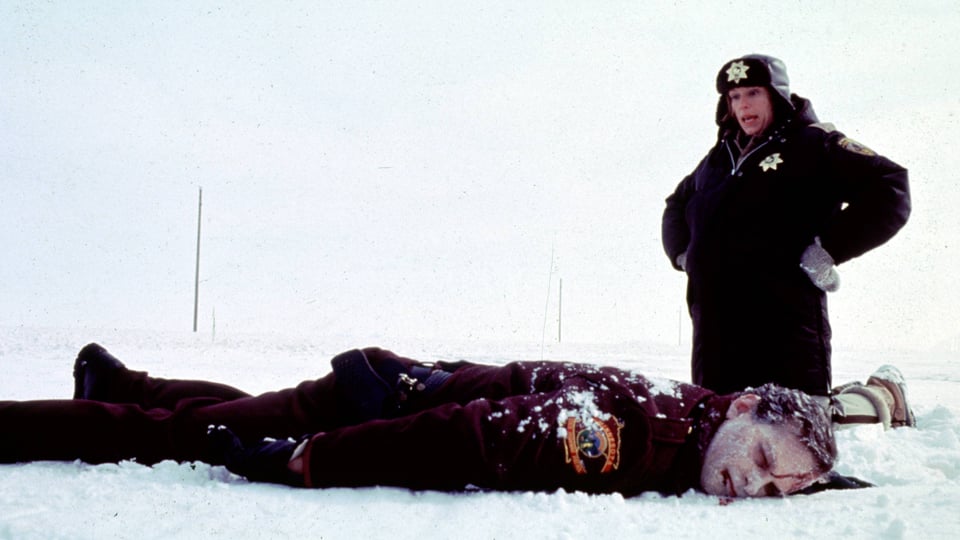 Eine Polizistin steht hinter einer Leiche. Es ist ein Filmstill von «Fargo»