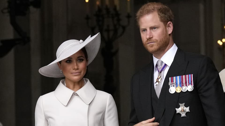 Prinz Harry und seine Frau Meghan in festlicher Kleidung