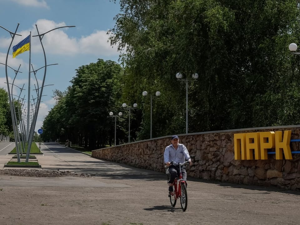 Ein Fahrradfahrer in der ostukrainischen Stadt Kramatorsk 