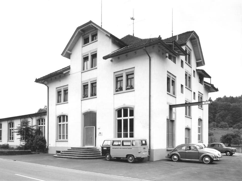 Schwarzweiss-Foto Fabrikgebäude.