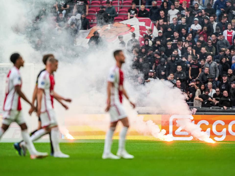 Pyros liegen auf dem Feld