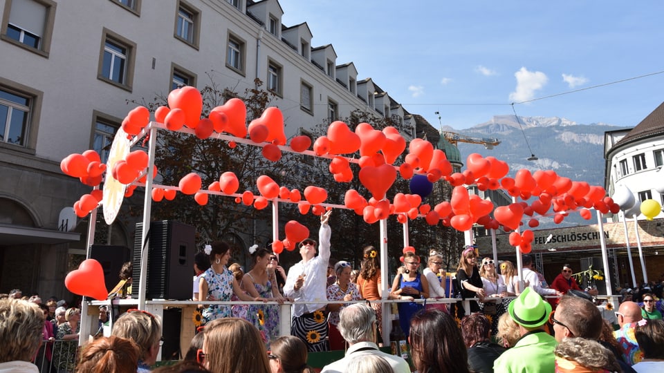 Hossamobil cun ballons en furma da cors.