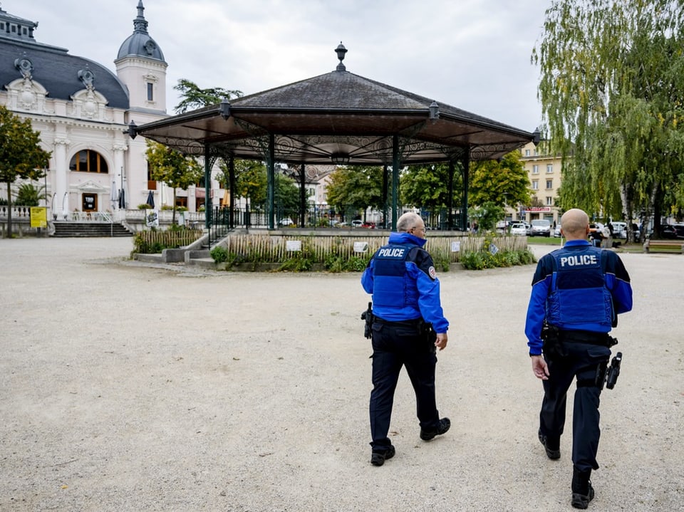 Zwei Polizisten.