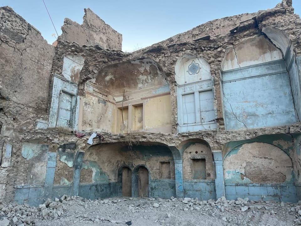 Verfallenes Gebäude mit offenen Bögen und Ruinen