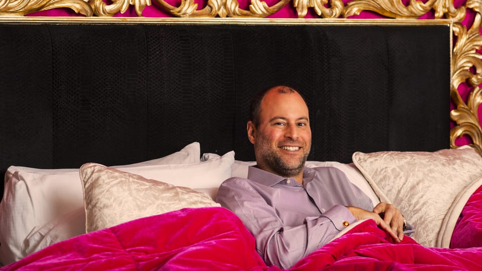 Ein Mann in einem Bett