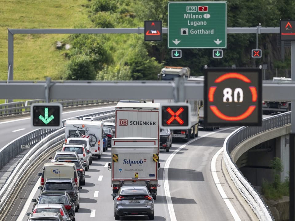 Autos stauen sich auf einer Autobahn. 