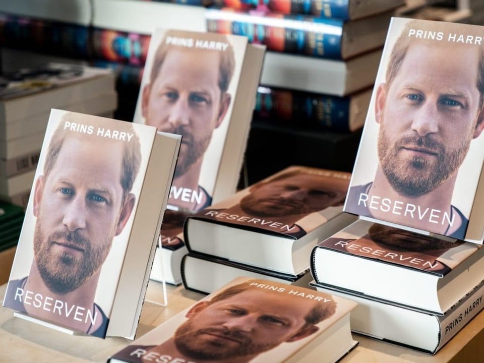 Mehrere Bücher von Harrys Biografie «Spare» liegen in einem Buchladen aus.