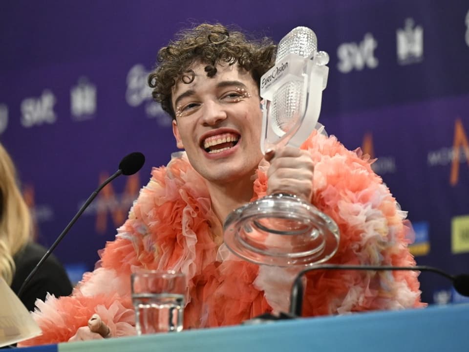 Nemo hält die Eurovision-Trophäe in der Hand an der Pressekonferenz nach dem ESC-Sieg