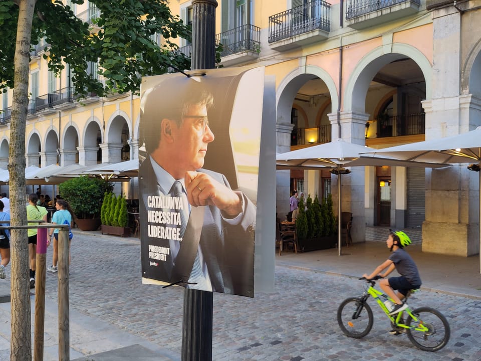 Wahlplakat in Girona: Carles Puigdemont wurde im Mai – ohne im Land zu sein – ins Regionalparlament gewählt.